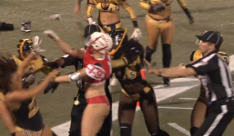 Chân dài LFL tung cú đấm vào giữa mặt khiến đối thủ ngã sấp mặt